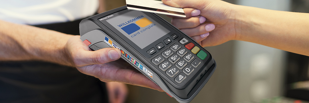 Jemand bezahlt mit Debitkarte an einer POS Kasse