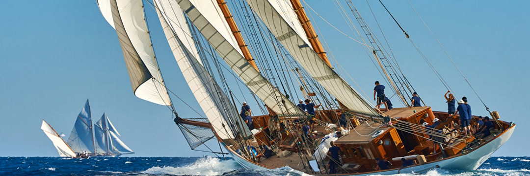 Personen steuern ein Segelboot