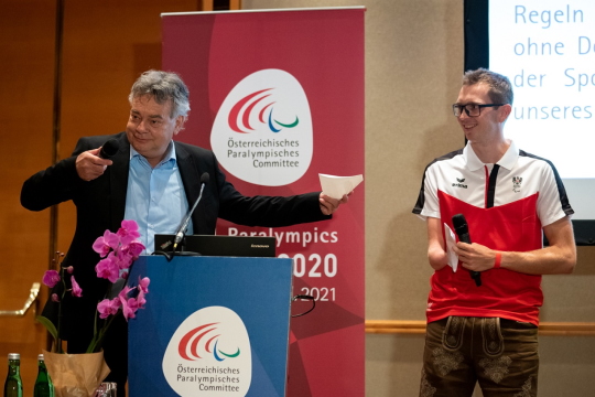 Vizekanzler und Sportminister Werner Kogler mit dem paralympischen Athleten Günther Matzinger