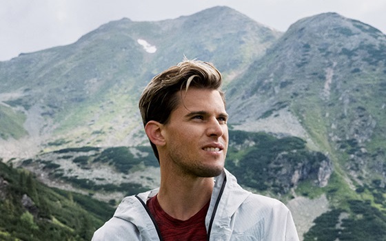 Dominic Thiem vor den Bergen