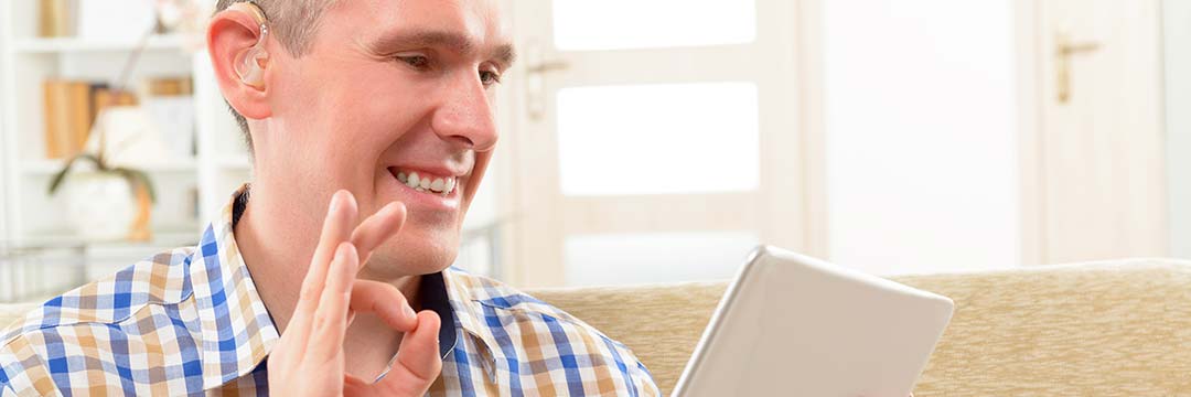 Ein Mann spricht mit Gebärdensprache in ein Tablet