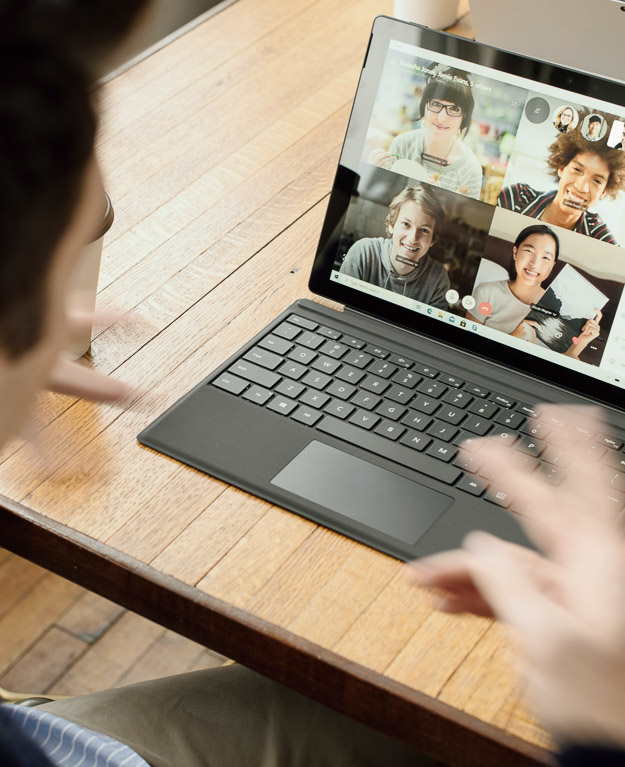 Wirtschaftsberater Maximilian in einem Videocall