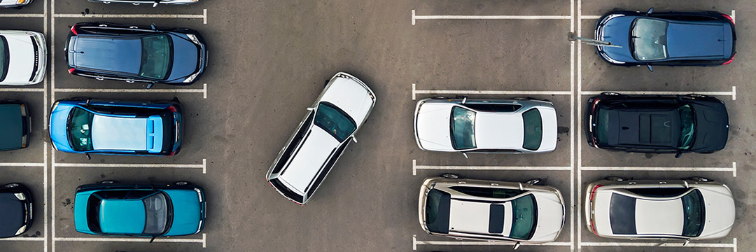 Ein Paarkplatz mit Autos von oben