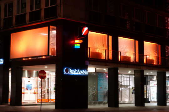 Filiale Stephansplatz orange beleuchtet