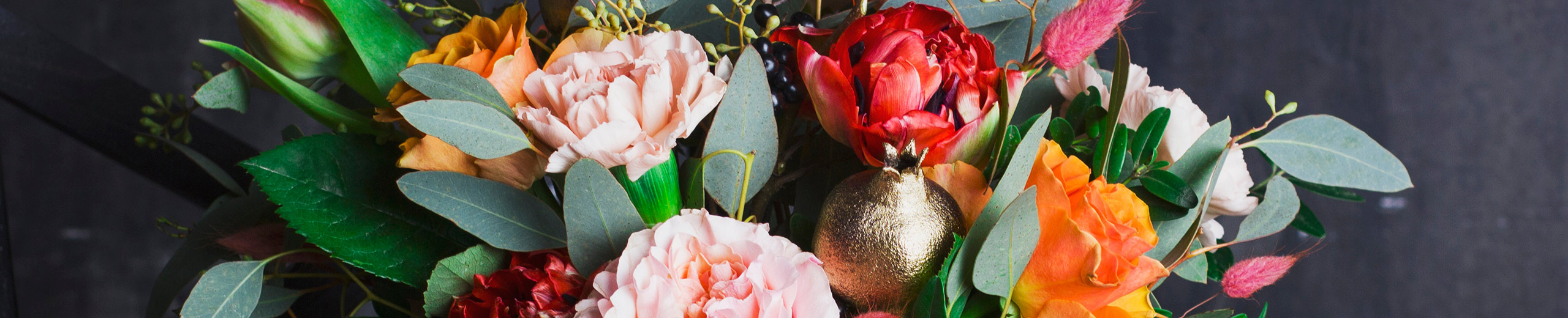 Ein Blumenstrauß in einer silbernen Vase