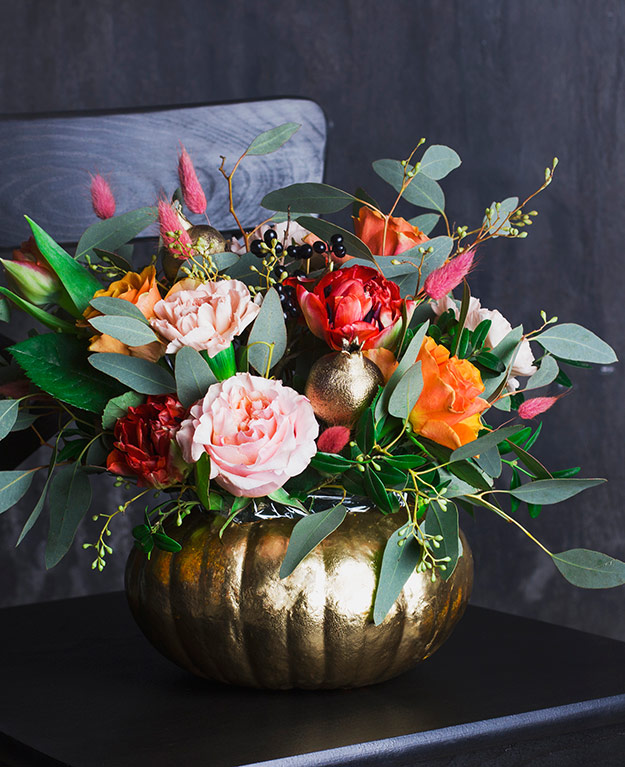 Ein Blumenstrauß in einer silbernen Vase