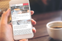 Jemand liest am Handy die Premium Banking Informationen