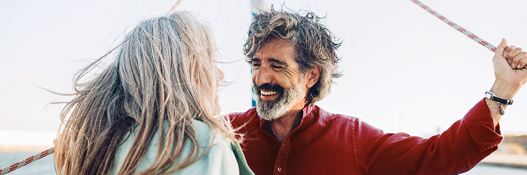 Ein älterer Mann und eine ältere Frau gemeinsam am Segelboot