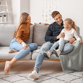 Eine Familie sitzt auf einer Couch