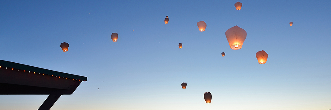 Laternen steigen in den Himmel