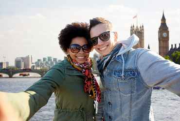 Eine junge Frau und ein junger Mann schieÃen ein Selfie von sich
