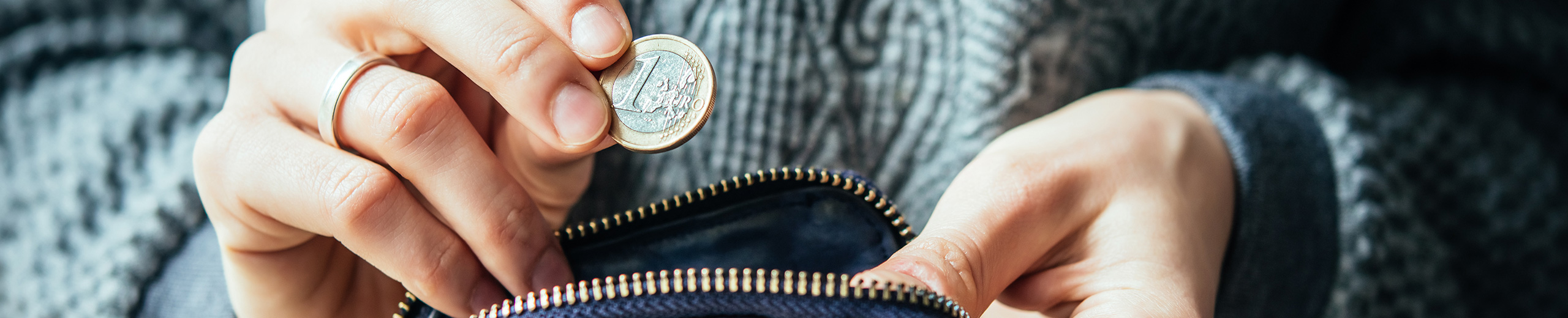 Frau greift in Geldbörse