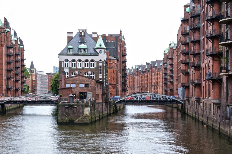 Ein Flussarm der Speicherstadt in Hamburg