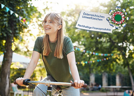 Eine Studentin auf ihrem Fahrrad