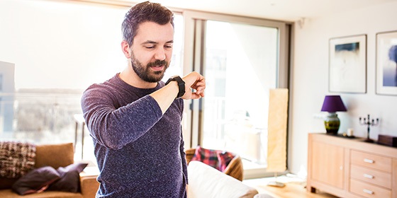 Mann spricht in seine Smartwatch