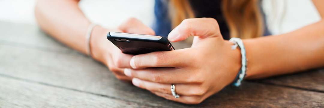 Zwei Frauenhände halten ein Smartphone
