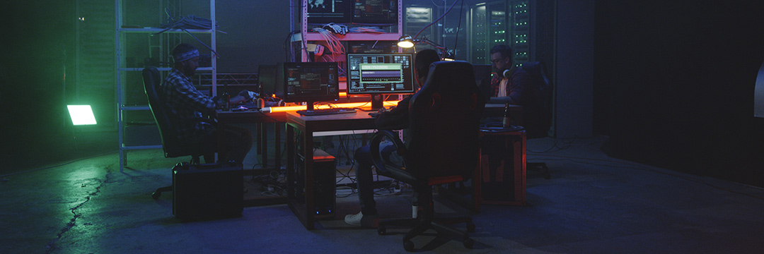 Ein dunkler Computerraum