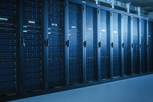 Ein Serverraum im blauen Licht