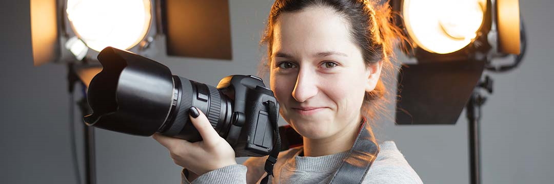 Frau mit Kamera in der Hand